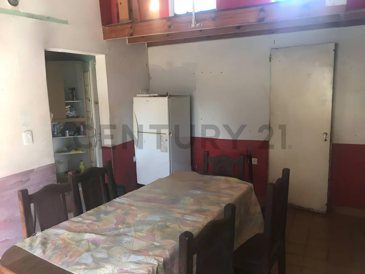 Tu Lugar en El Mundo. Venta Casa de Casaquinta de 4 Ambientes + Departamento + Local Comercial en Ca 1