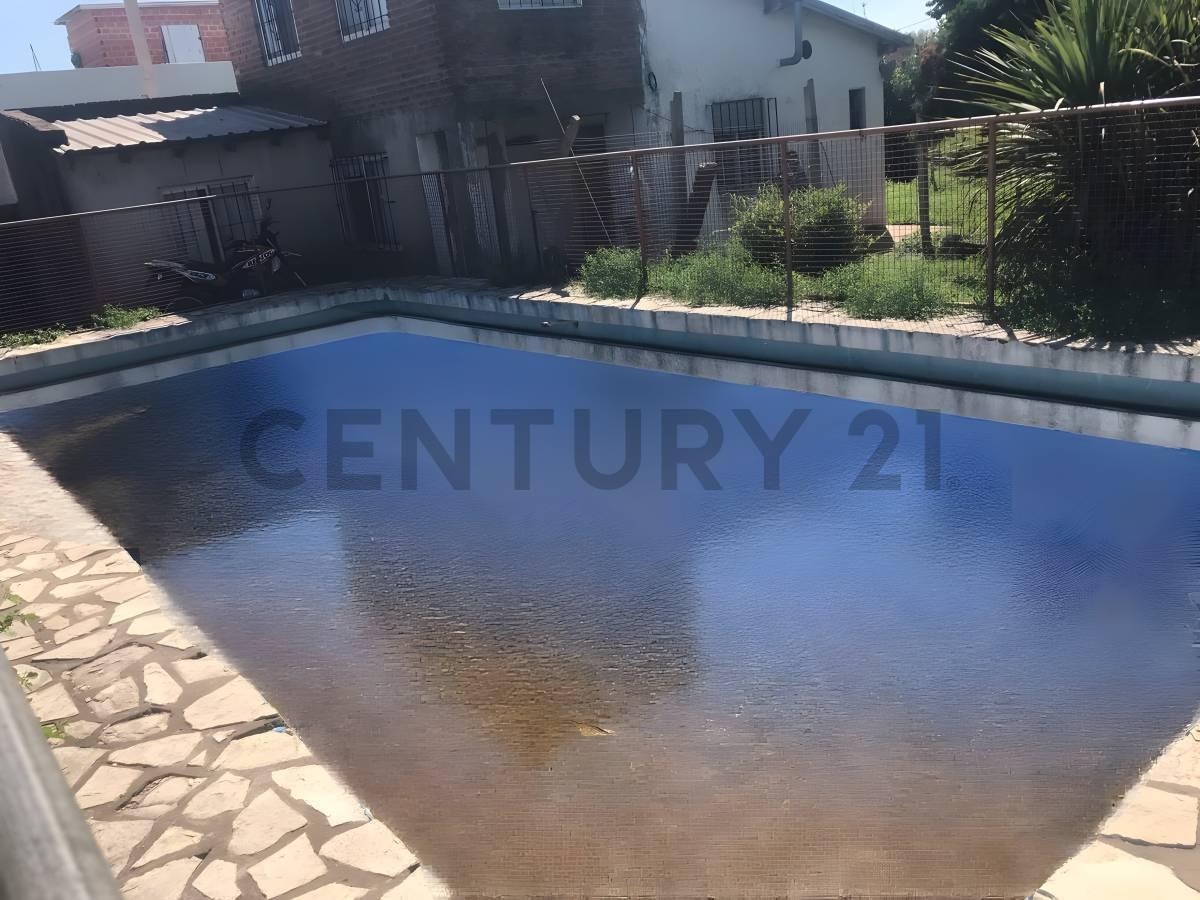 Tu Lugar en El Mundo. Venta Casa de Casaquinta de 4 Ambientes + Departamento + Local Comercial en Ca 5