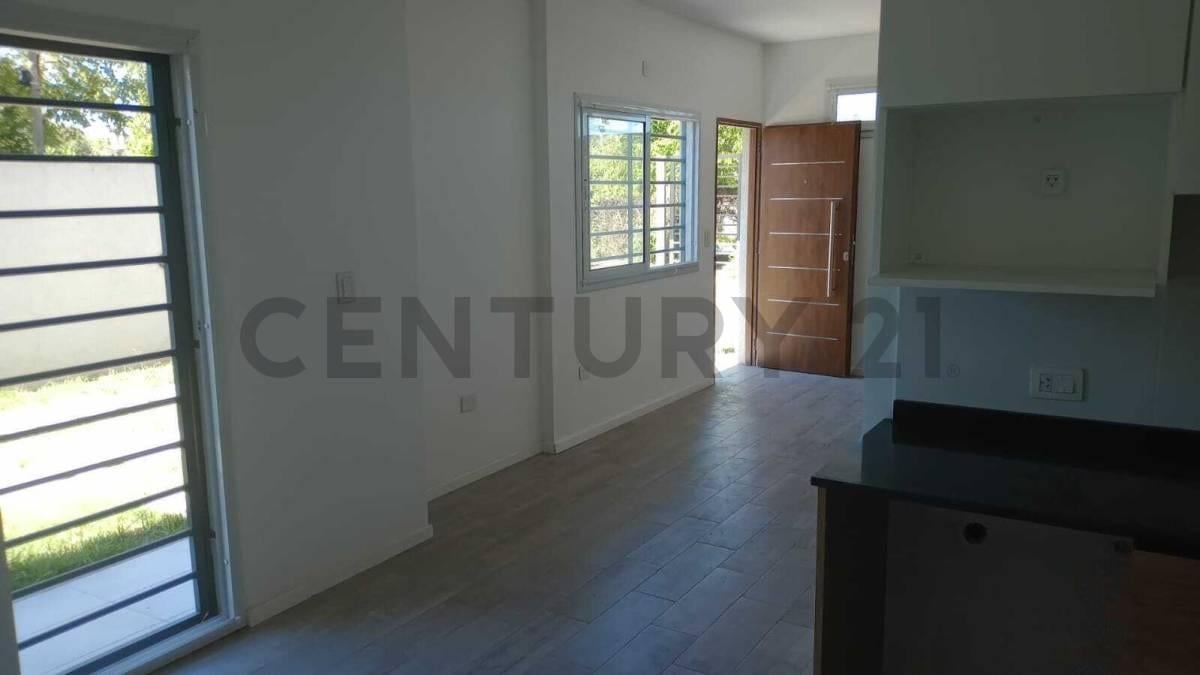VENTA PH EN CASTELAR SUR 3 AMBIENTES A ESTRENAR C/PATIO Y ESPACIO GUARDACOCHE