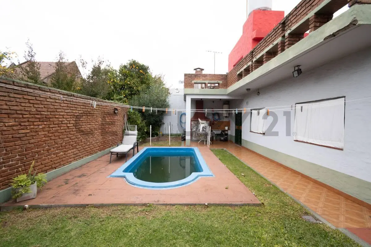 DOS PROPIEDADES EN BLOQUE  MAS DEPARTAMENTO EN PLANTA ALTA SOBRE LOTE DE 20 X 30 MTS 4