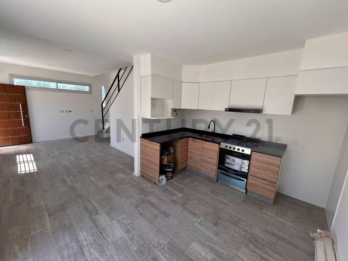 Foto de VENTA PH EN CASTELAR SUR 3 AMBIENTES A ESTRENAR C/PATIO Y ESPACIO, imagen 2
