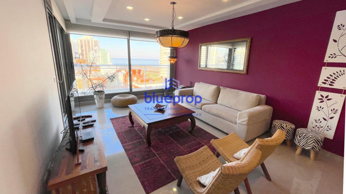 Destacable Apartamento en venta en Playa Brava en Torre de categoría a solo dos cuadras del mar.