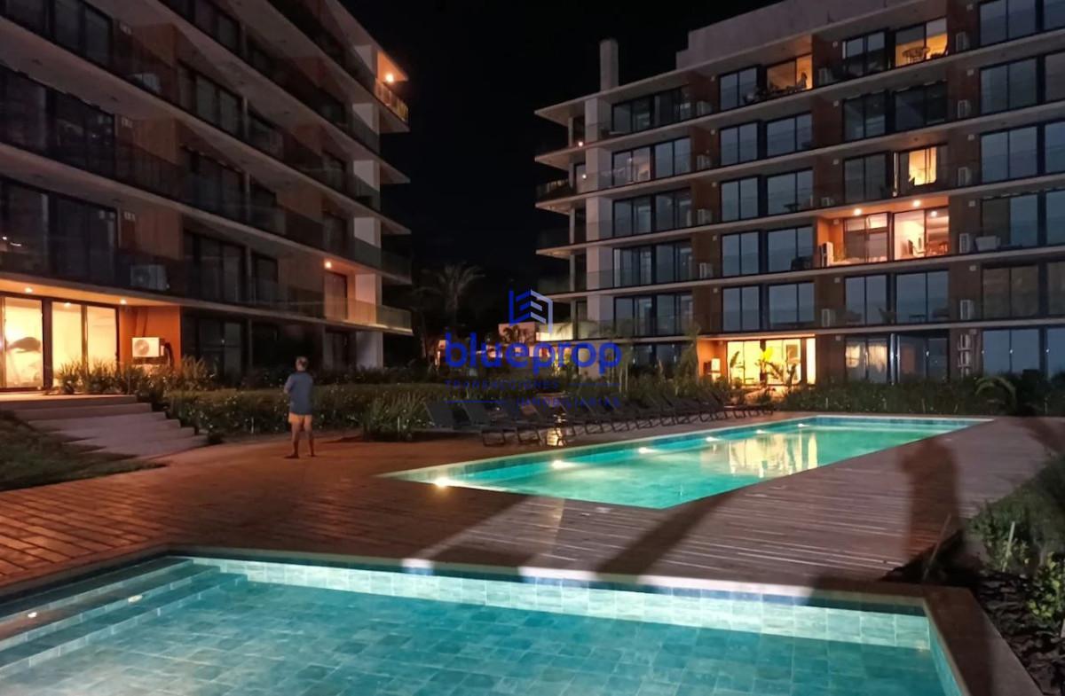 Venta de apartamento en complejo de edificios frente al mar en playa mansa .-