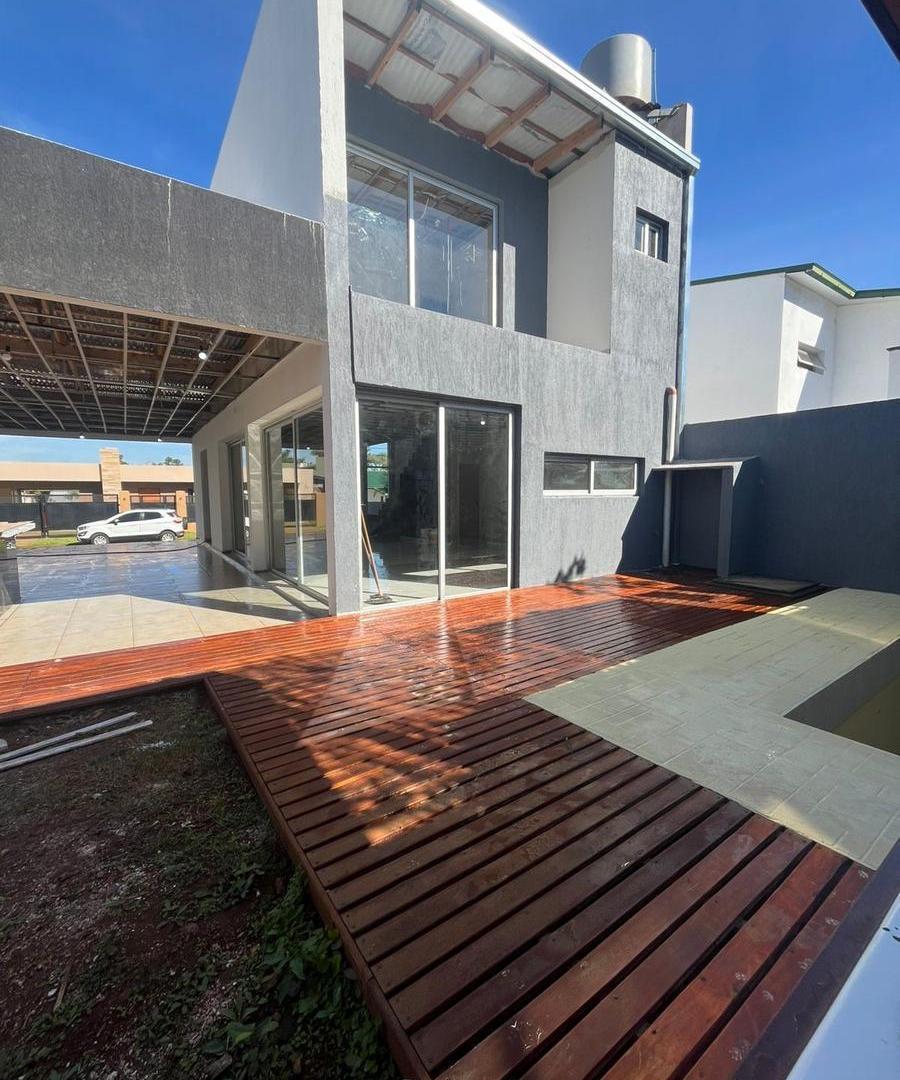 CF1319 - CASA MODERNA - BARRIO PRIVADO PANAMBÍ