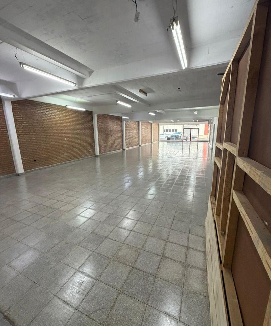 LCF A188 - LOCAL COMERCIAL - 680m2 - AV. RADEMACHER Y CABRED