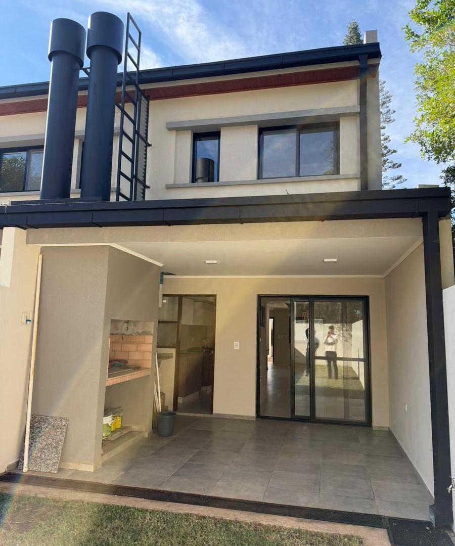CF1376 - CASA - 2 DORMITORIOS - AV. CENTENARIO Y KOLPING