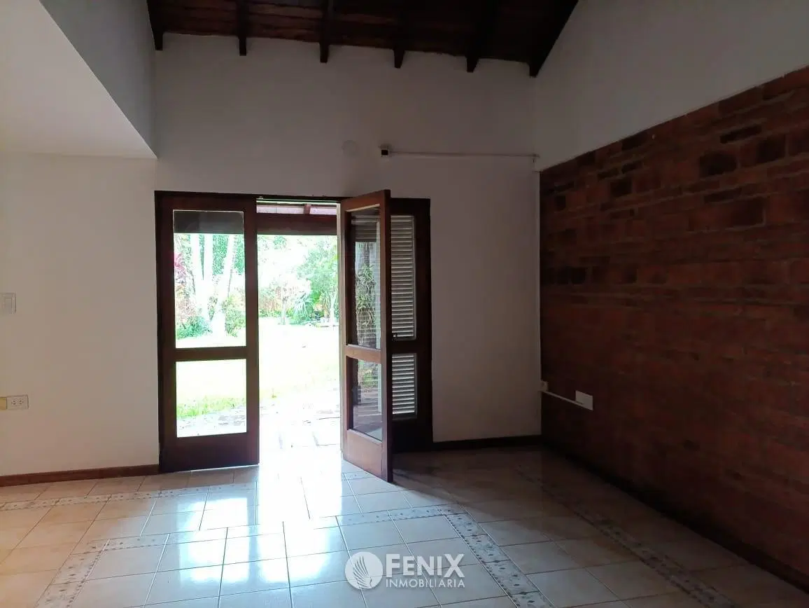 CF1386 - CASA APTA CRÉDITO HIPOTECARIO - 3 DORMITORIOS - AV. TACUARÍ Y LAVALLE 1