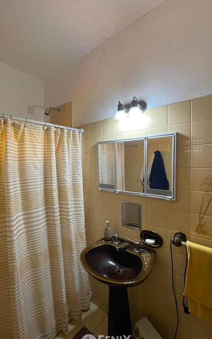 Foto de CASA CÉNTRICA EN VENTA DE 2 DORMITORIOS CON COCHERA (CF1406), imagen 2