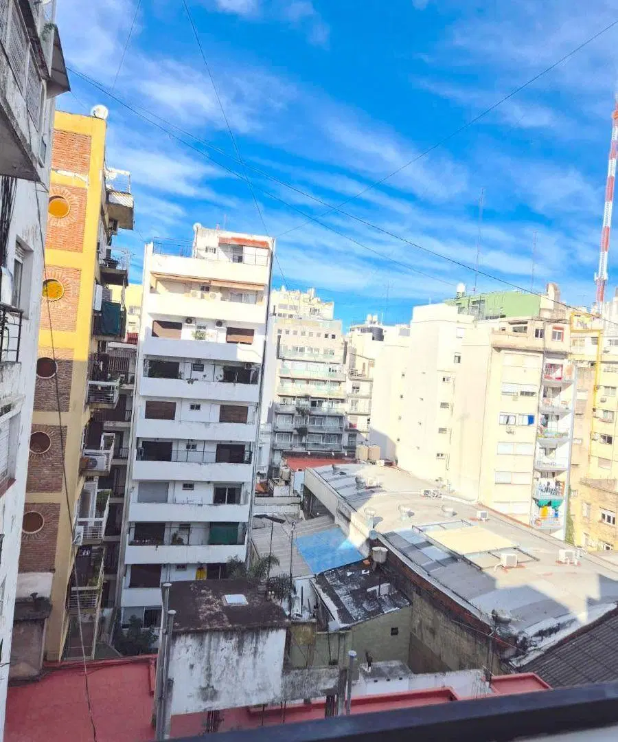 Excelentes 2 ambientes totalmente reciclado al contrafrente, muy luminoso con balcón corrido 5