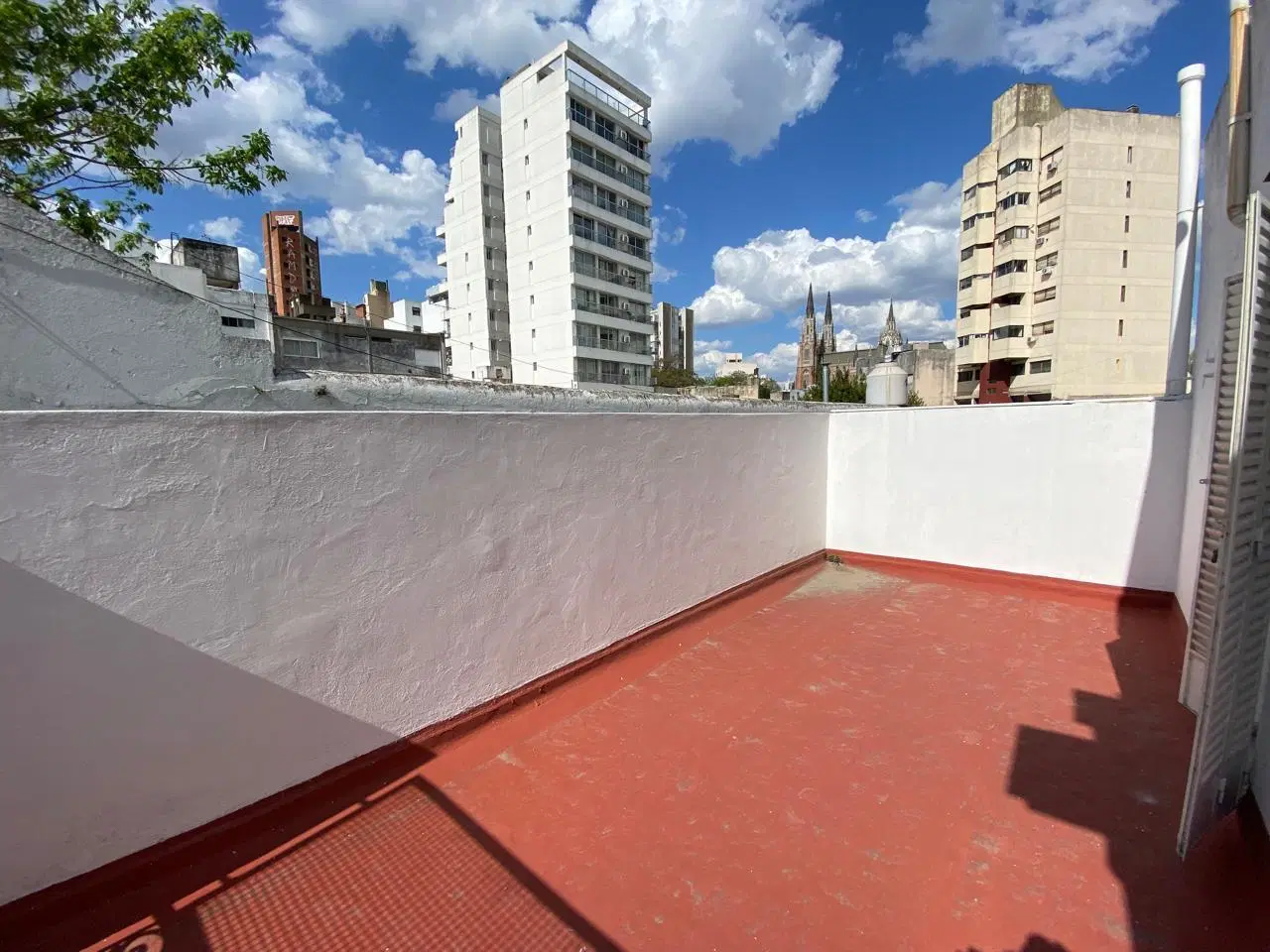 Casa de tres dormitorios en alquiler La Plata cochera patio sin expensas 4
