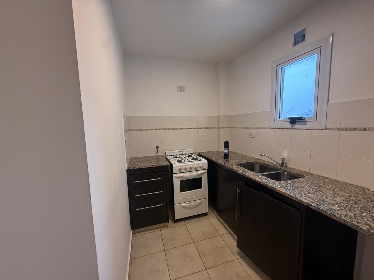Foto de Departamento de un dormitorio con balcón en alquiler La Plata, imagen 2