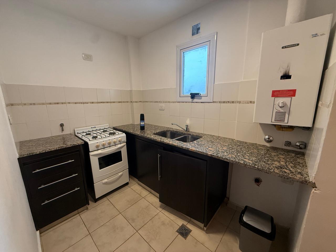 Foto de Departamento de un dormitorio con balcón en alquiler La Plata, imagen 5