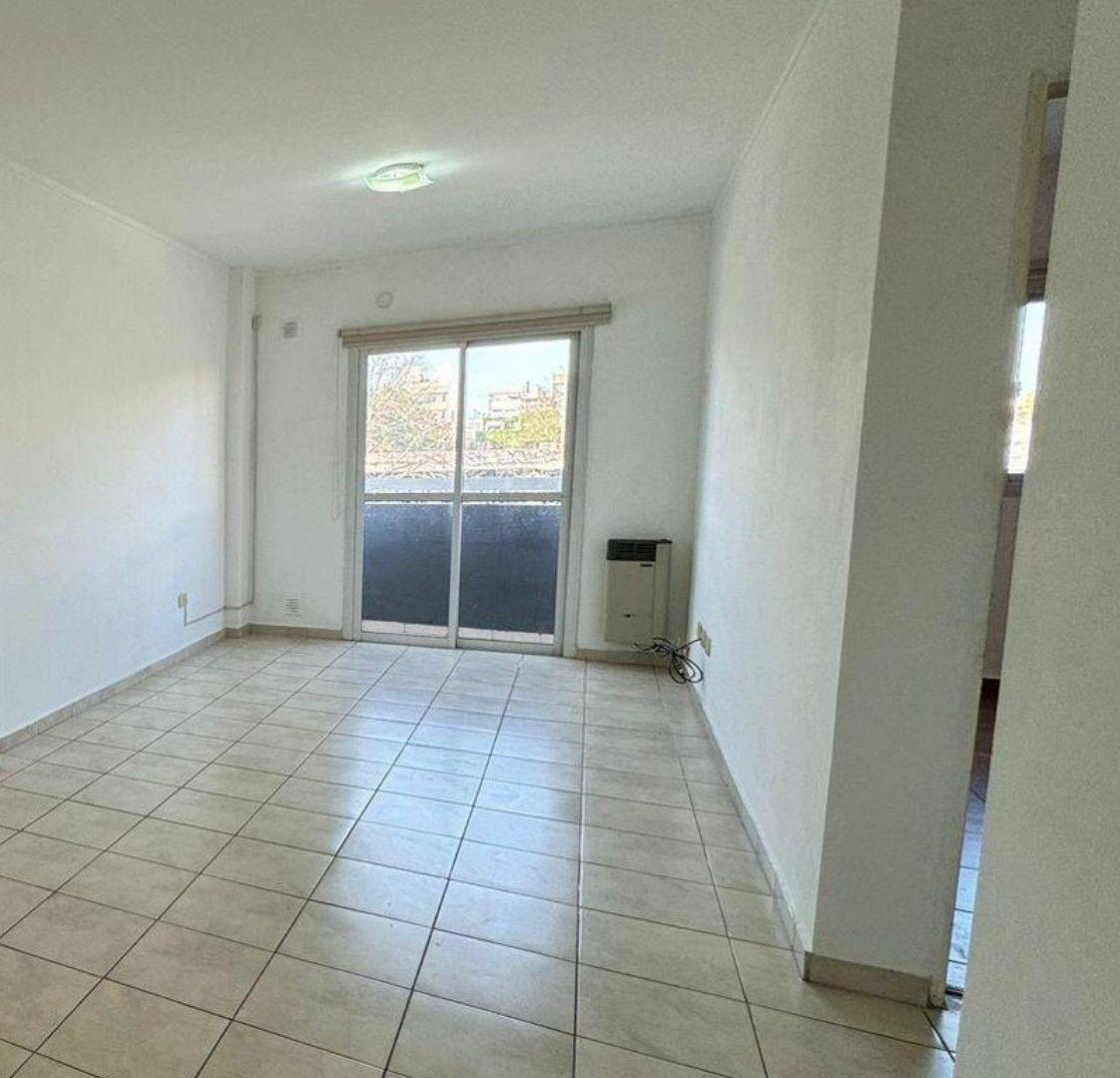 Foto de Departamento de un dormitorio con balcón en venta La Plata, imagen 2