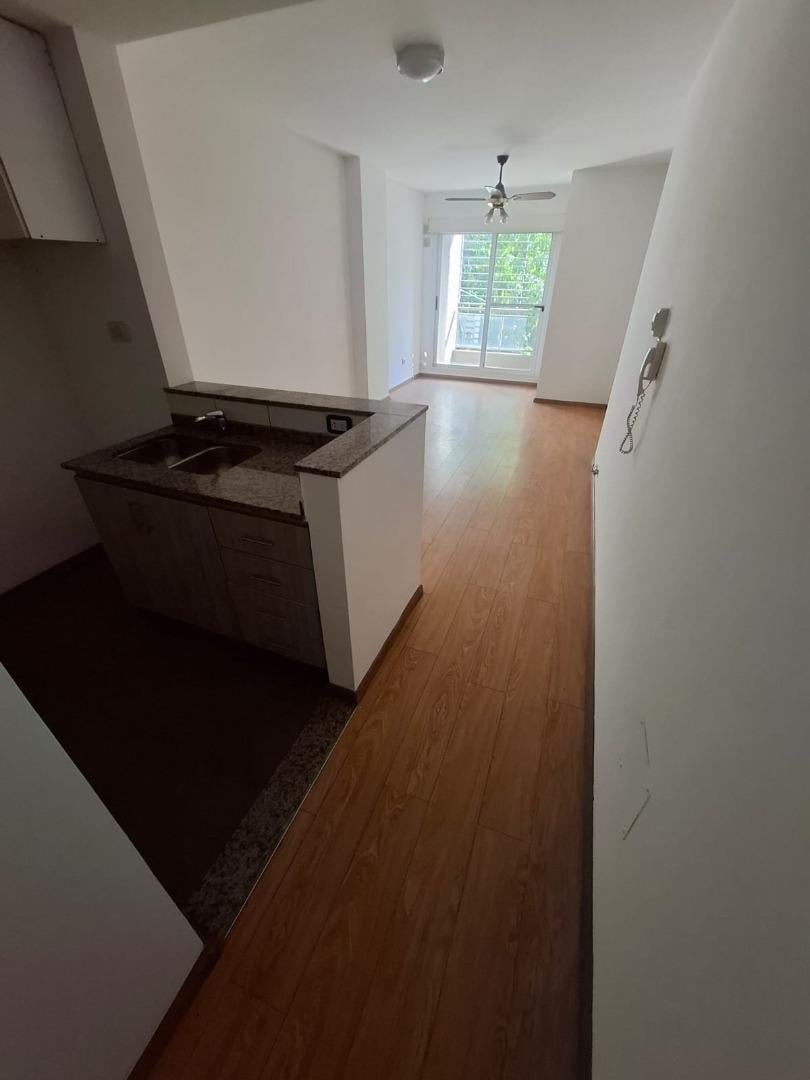 Foto de Departamento de un dormitorio con balcón al frente., imagen 1