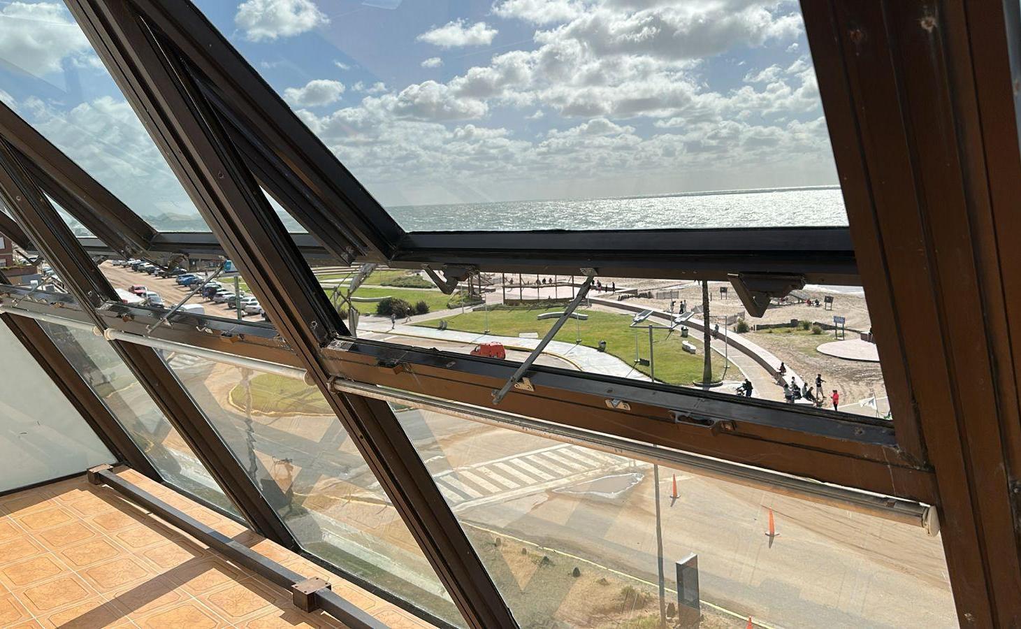 Vista Plena al Mar en el Corazón de Pinamar – 2 Ambientes con Cochera