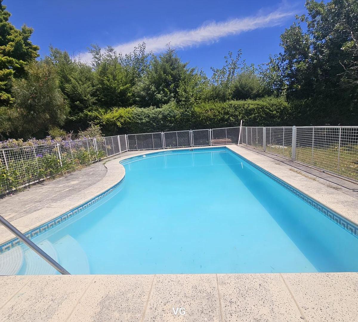 Foto de Venta casa para 2 familias 8 ambientes jardin piscina, imagen 3