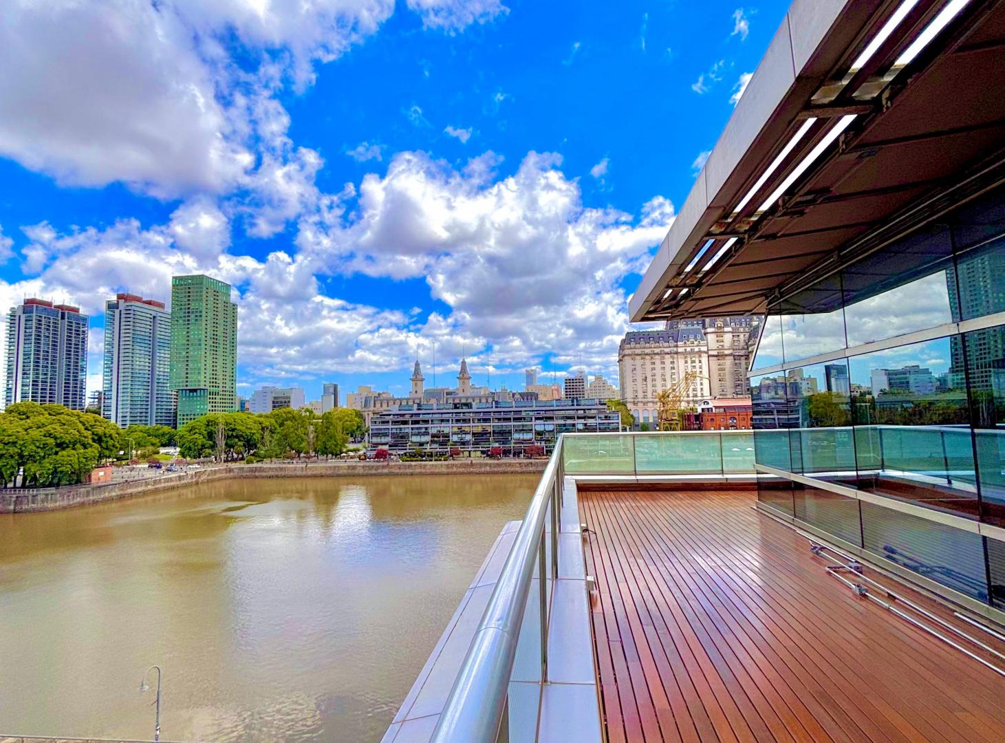EXCELENTES OFICINAS EN PUERTO MADERO CON COCHERA Y VISTAS AL AGUA
