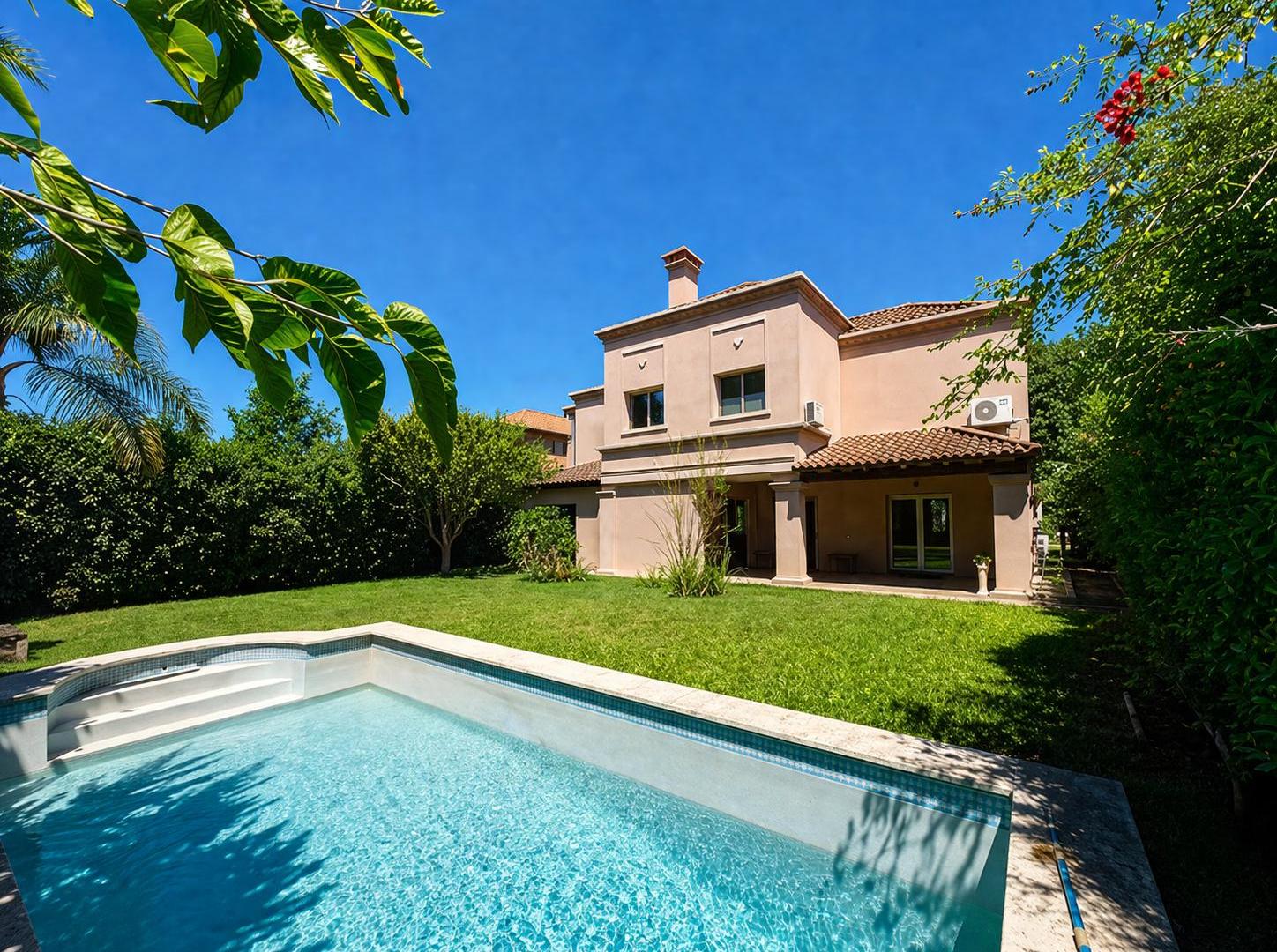 Casa con 650m2 de lote, Barrio Privado San Lucas, Escobar