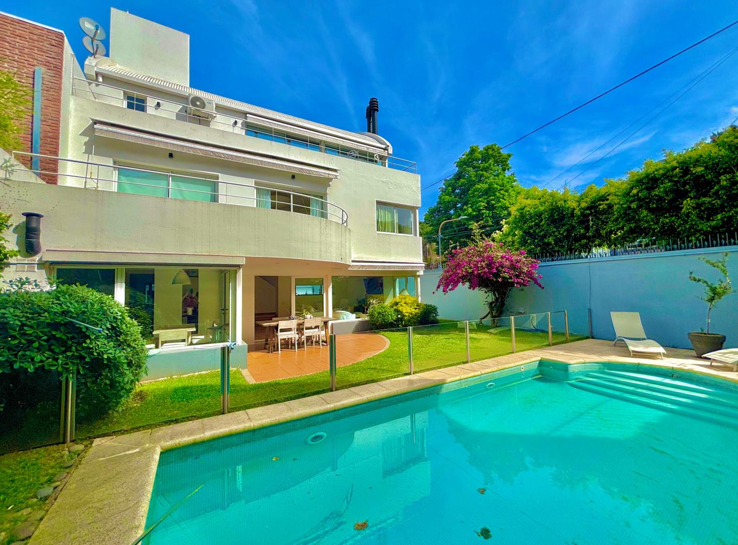 Casa con Piscina y playroom, Vte López
