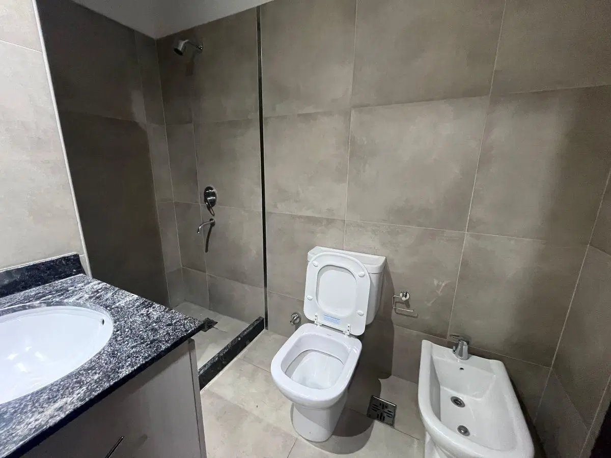 Departamento de 1 dormitorio al frente con balcón corrido y quincho - 6to Piso 2