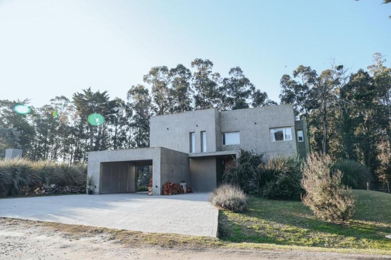 Moderno Chalet en Barrio Privado Barrancas de San Benito