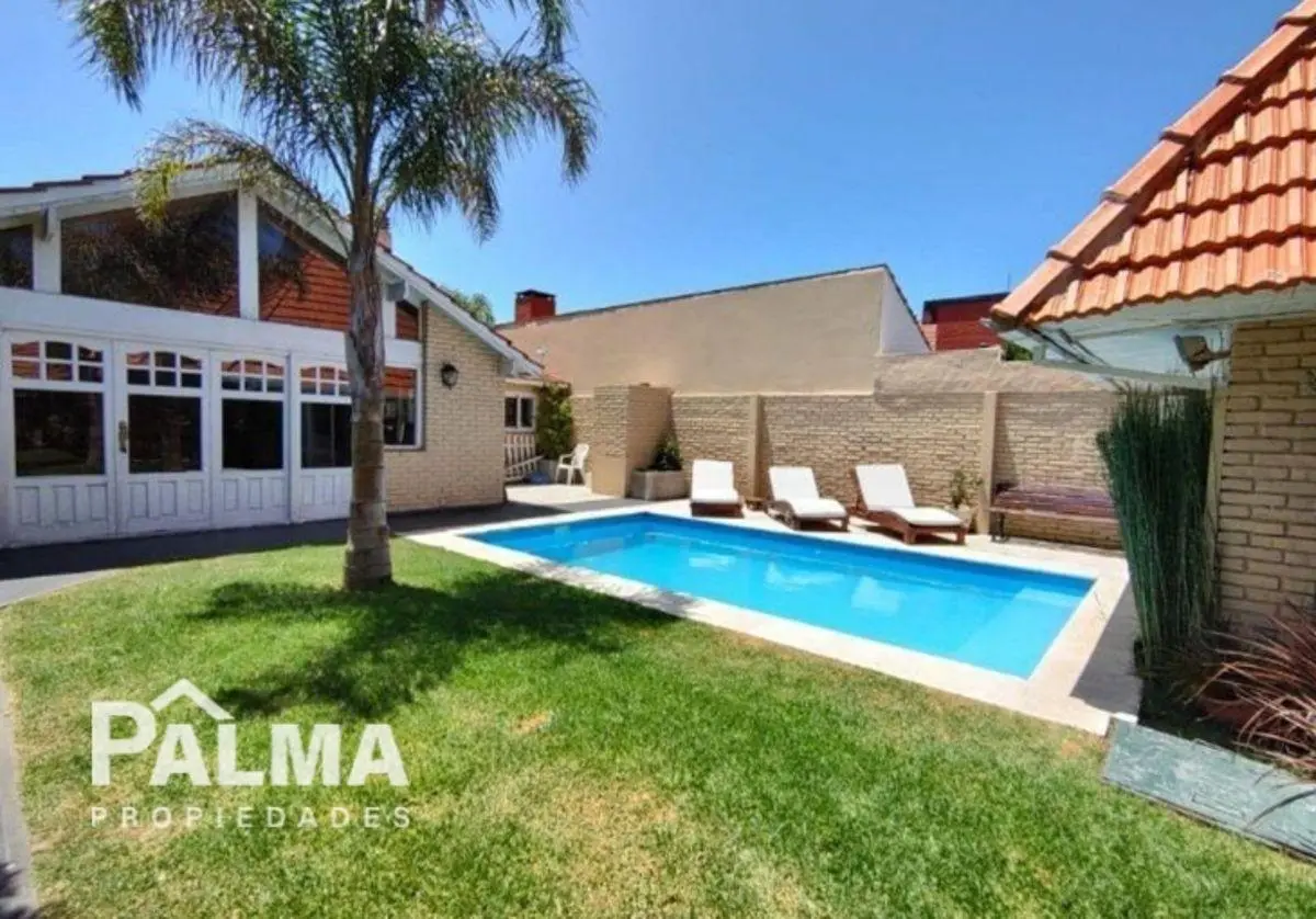 Chalet en Los Troncos: 6 Ambientes con Pileta y Quincho 2