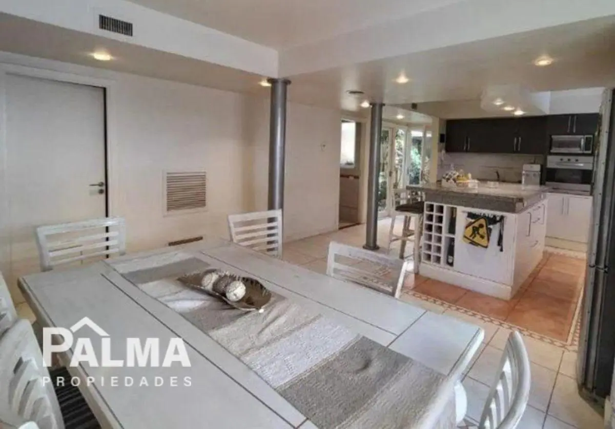 Chalet en Los Troncos: 6 Ambientes con Pileta y Quincho 3