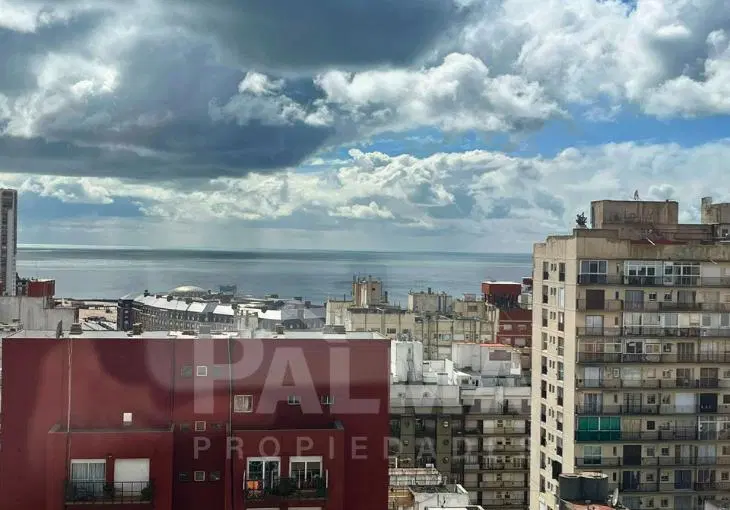 Departamento de 2 ambientes al frente con balcón saliente, cochera cubierta y baulera - Plaza Colón 5