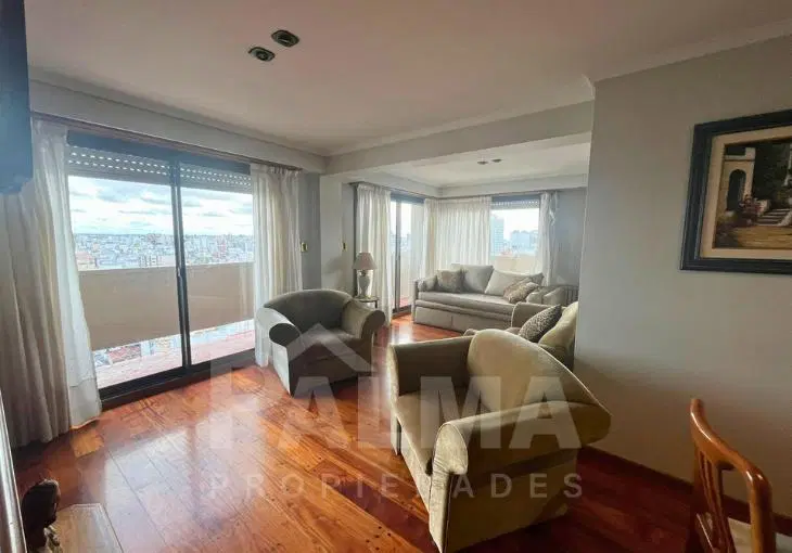 Departamento de 2 ambientes al frente con balcón saliente, cochera cubierta y baulera - Plaza Colón 3