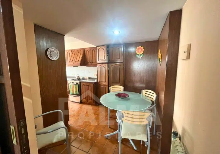 Departamento de 2 ambientes al frente con balcón saliente, cochera cubierta y baulera - Plaza Colón 8