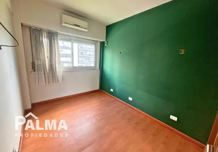 Departamento 3 ambientes al frente con balcón saliente y dependencia de servicio - La Perla 3