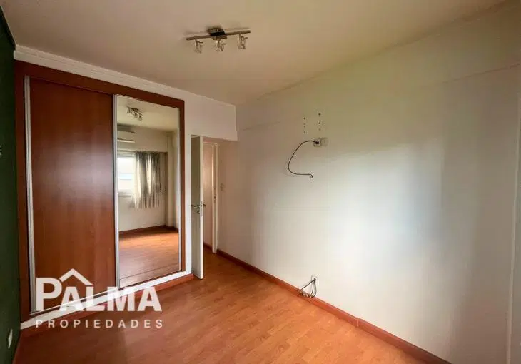 Departamento 3 ambientes al frente con balcón saliente y dependencia de servicio - La Perla 5