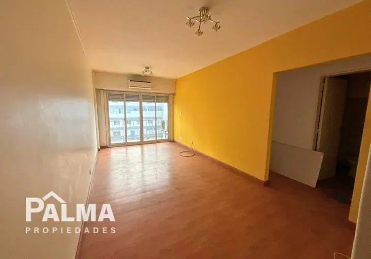 Departamento 3 ambientes al frente con balcón saliente y dependencia de servicio - La Perla 4