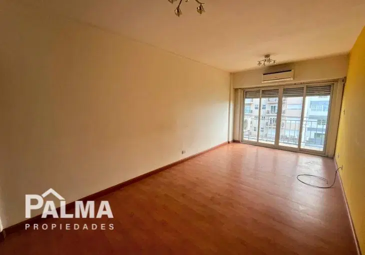 Departamento 3 ambientes al frente con balcón saliente y dependencia de servicio - La Perla 2