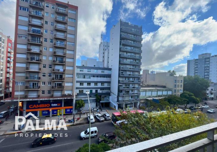 Departamento 3 ambientes al frente con balcón saliente y dependencia de servicio - La Perla