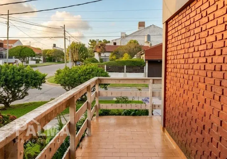 Departamento 4 ambientes, reciclado con balcon a una cuadra del mar (bajada playa Waikiki) 4