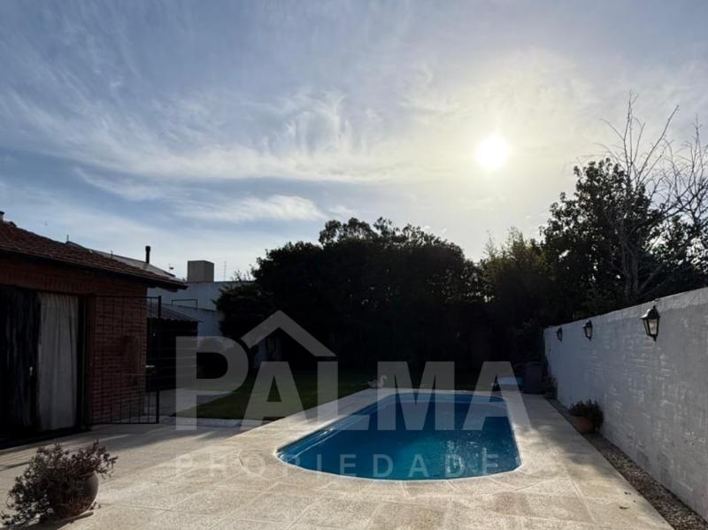 Chalet de 5 Ambientes con Parque y Pileta - Constitución