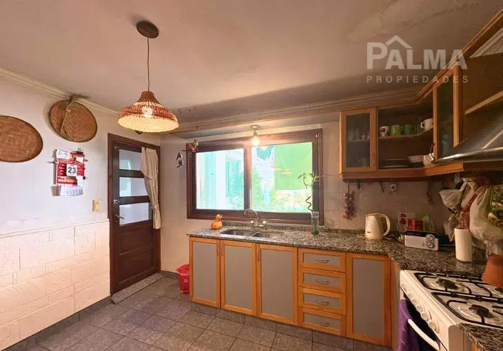 Casa de 5 ambientes con cochera y patio, Luro y Malvinas 1