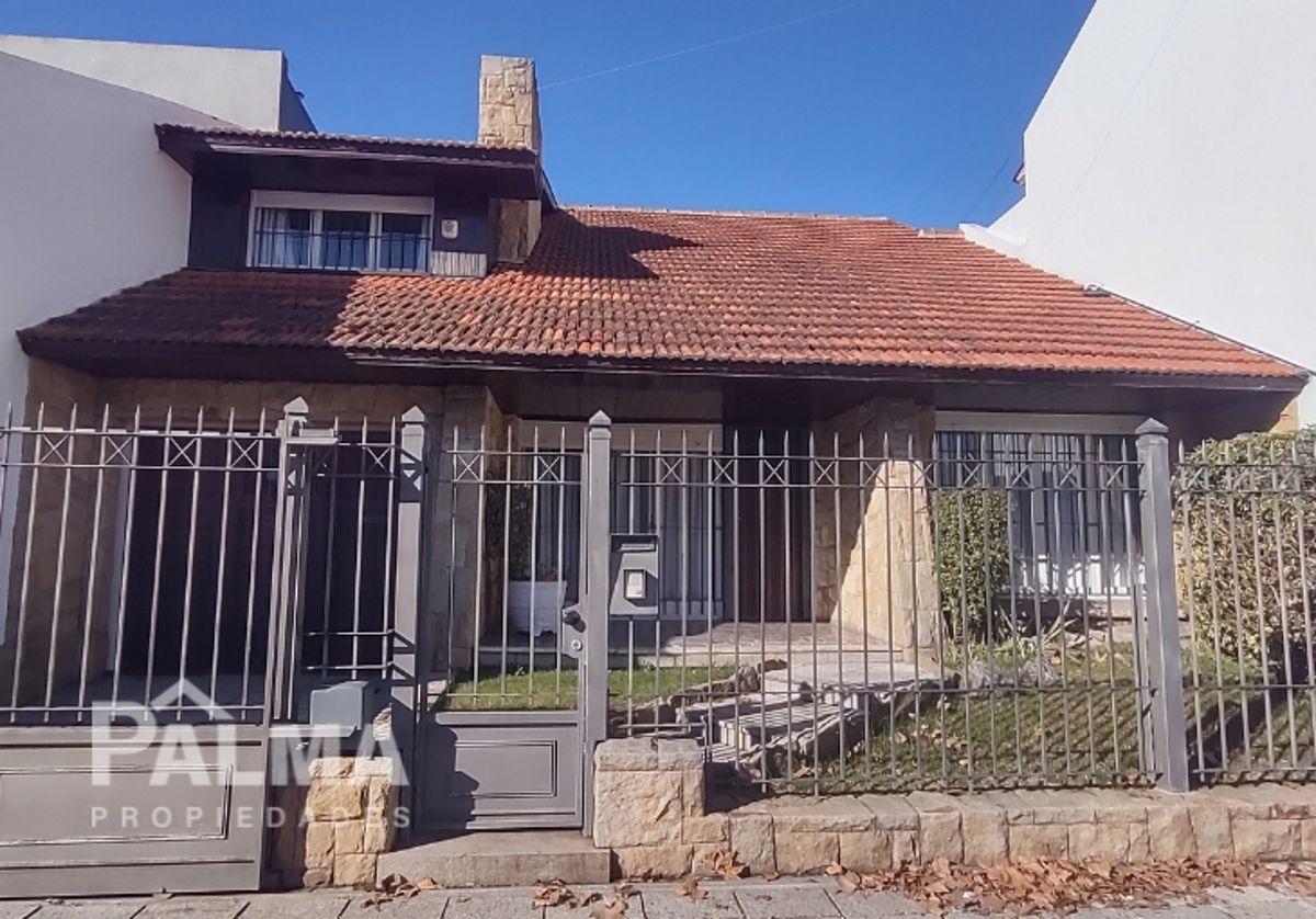 Foto de VENTA IMPECABLE CHALET CON JARDIN Y GRAN QUINCHO - CHAUVIN, imagen 1