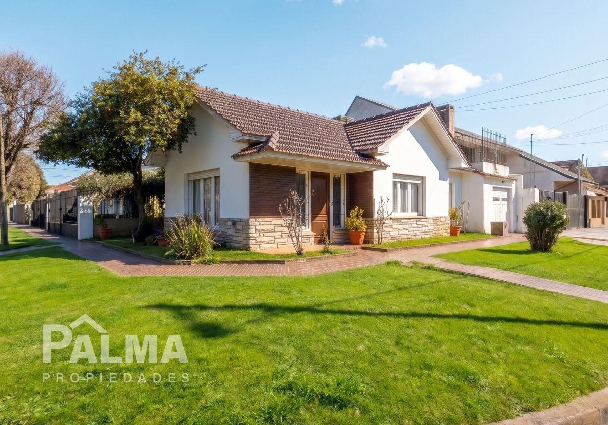 Foto de VENTA CHALET 3 Amb. con DOS COCHERAS Y TERRAZA - PARQUE LURO, imagen 1