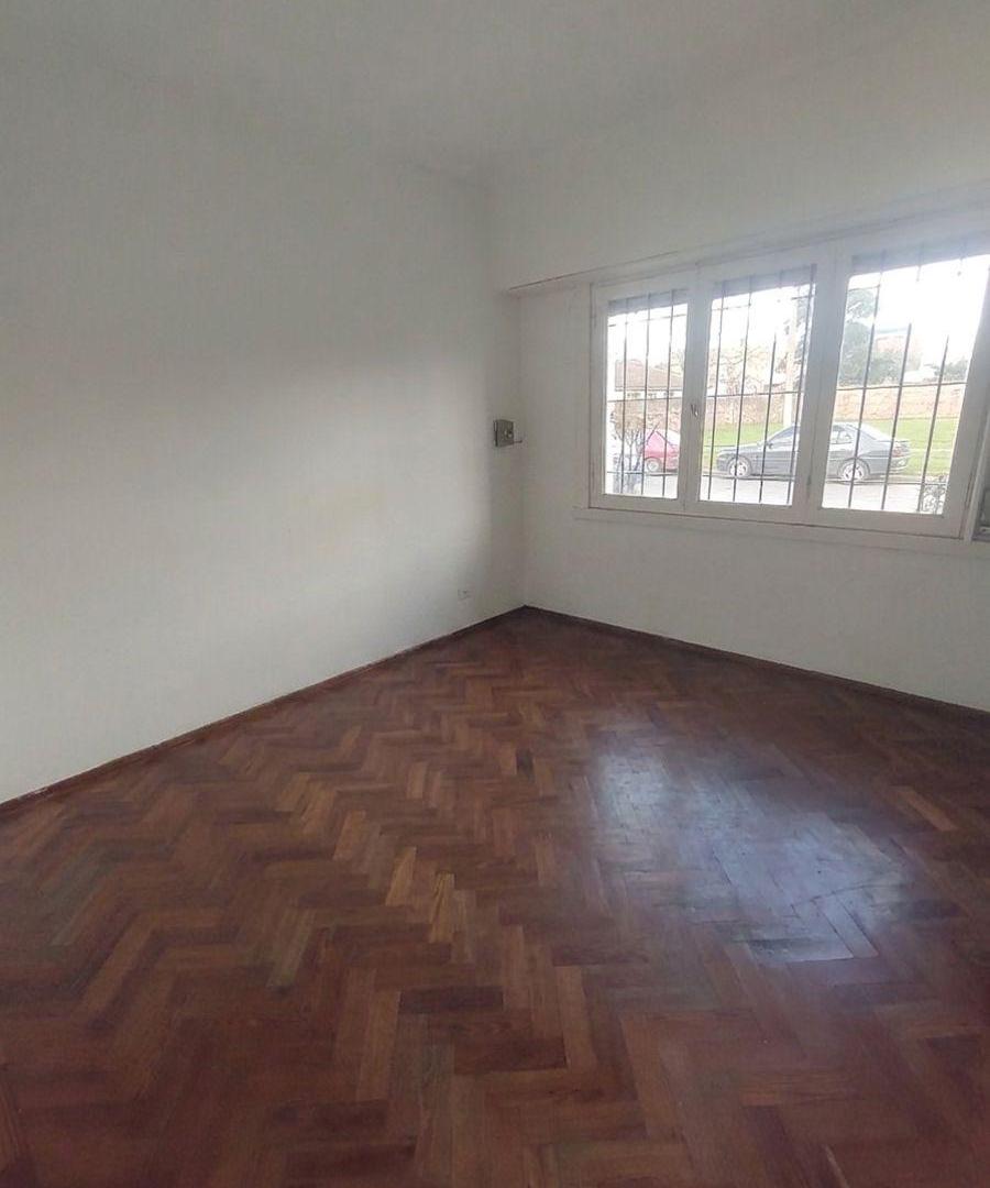 Foto de VENTA CHALET 3 Amb. con DOS COCHERAS Y TERRAZA - PARQUE LURO, imagen 4