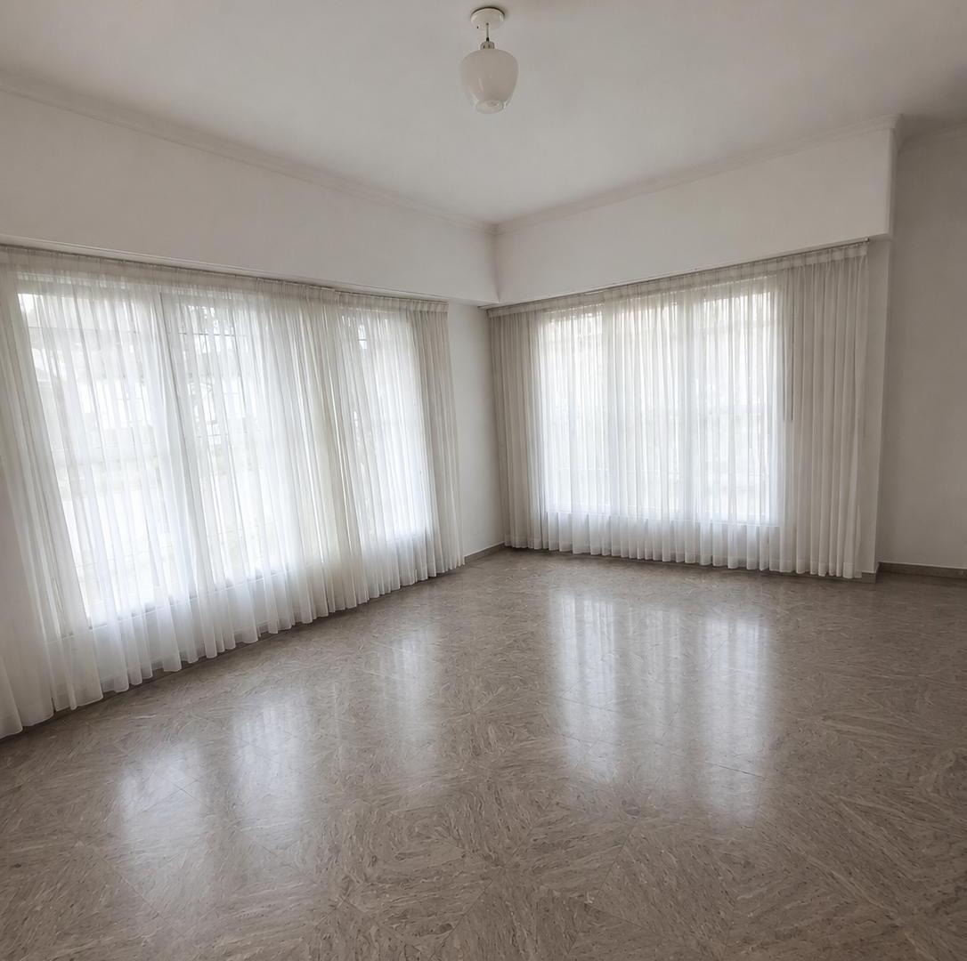 Foto de VENTA CHALET 3 Amb. con DOS COCHERAS Y TERRAZA - PARQUE LURO, imagen 3