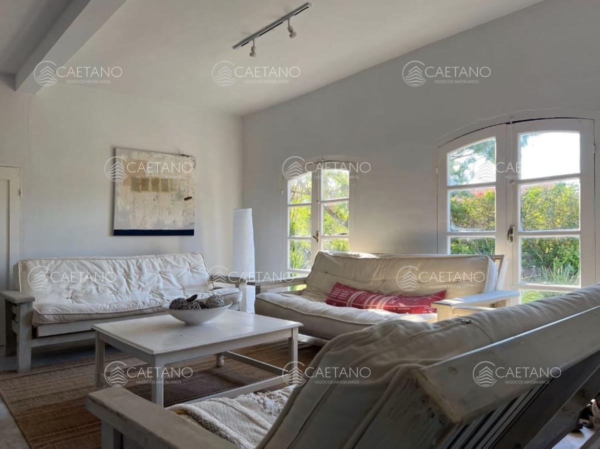 Foto de Amplia casa a la venta en Punta del Este de 6 dormitorios en el Tesoro a 200 mts de ruta 10, imagen 1
