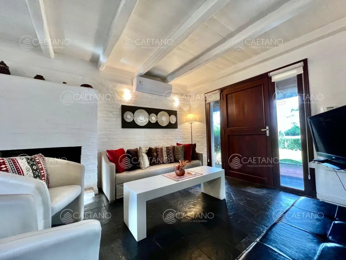 CASA EN VENTA 2 DORMITORIOS BARRIO PRIVADO PARQUE PINARES PUNTA DEL ESTE 1