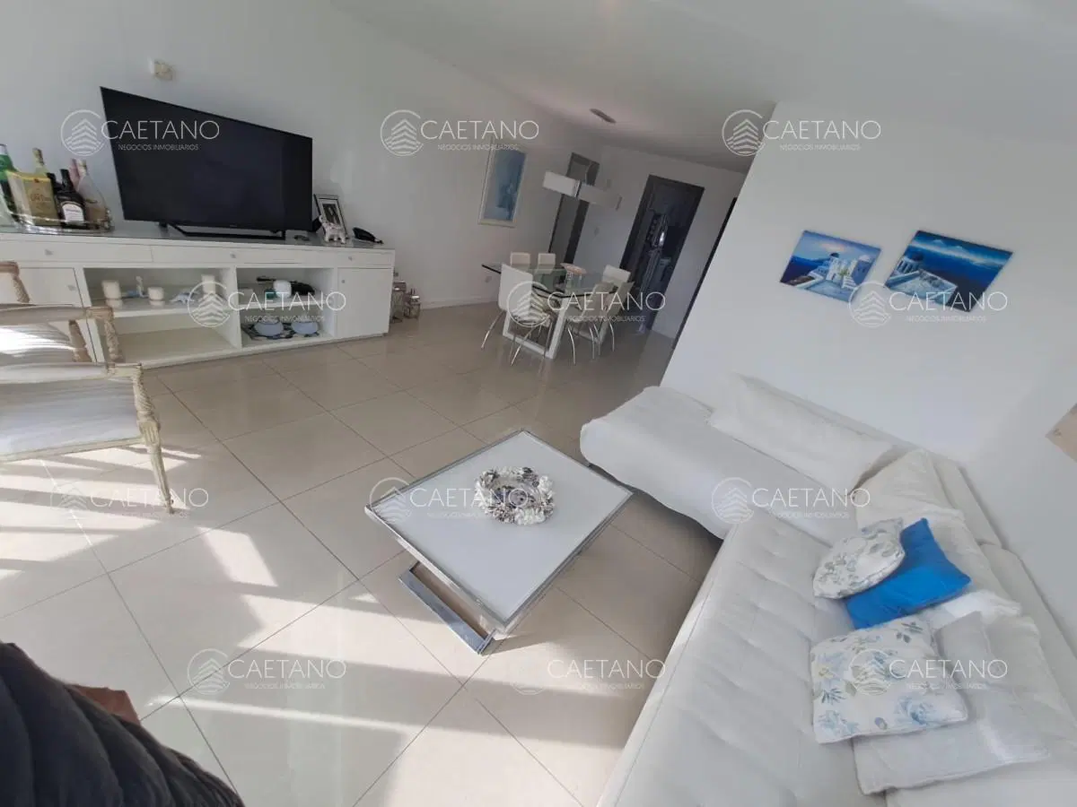 Apartamento en Playa Mansa a la venta 3 Dormitorios con vista 3