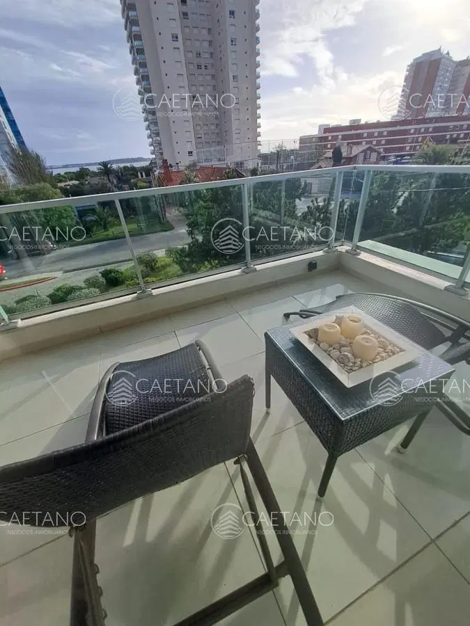 Apartamento en Playa Mansa a la venta 3 Dormitorios con vista 2