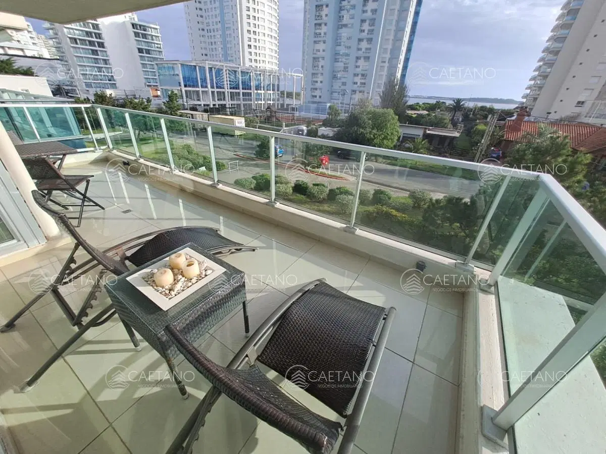 Apartamento en Playa Mansa a la venta 3 Dormitorios con vista 1