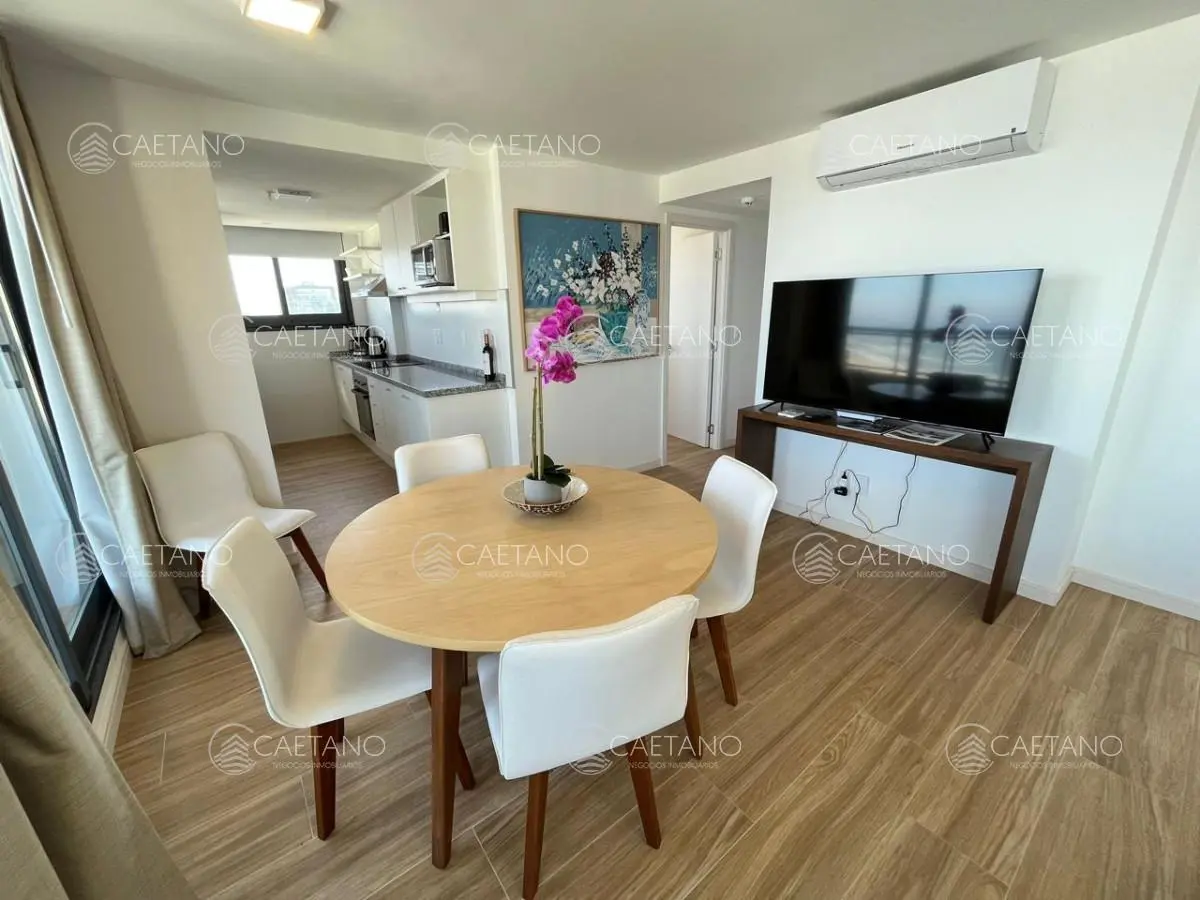 Vende apartamento de 2 dormitorios en Punta del Este. Financia 2