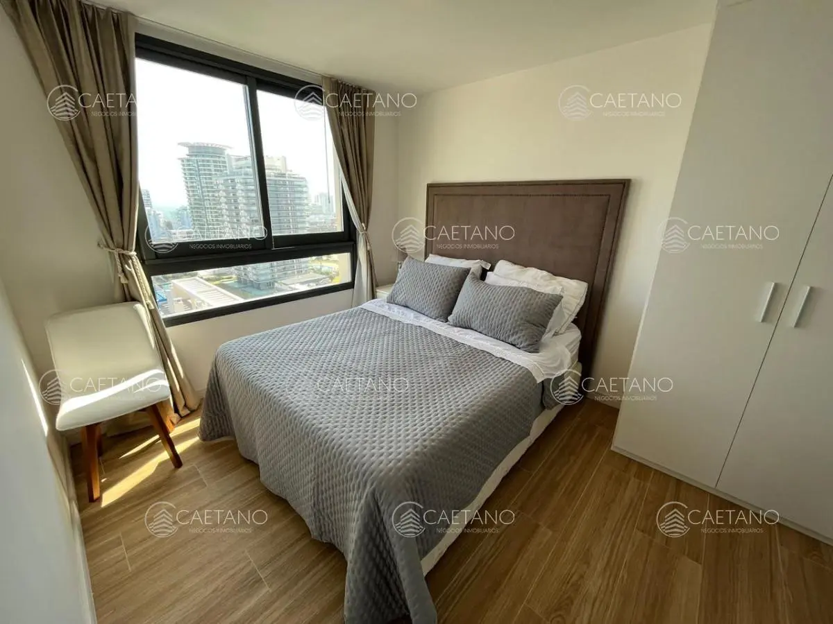 Vende apartamento de 2 dormitorios en Punta del Este. Financia 5