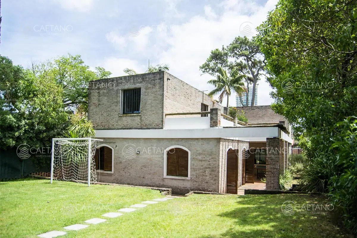 Excelente chalet de 5 dormitorios en venta a pasos de Playa Mansa Punta del Este 5